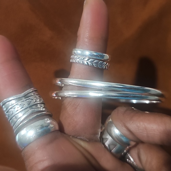 Elegant Sterling Silver Two Bangles Bracelets And Two Rings Set Of Four Pieces - Picture 3 of 8